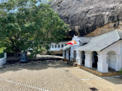 Vorplatz der Höhlentempel.